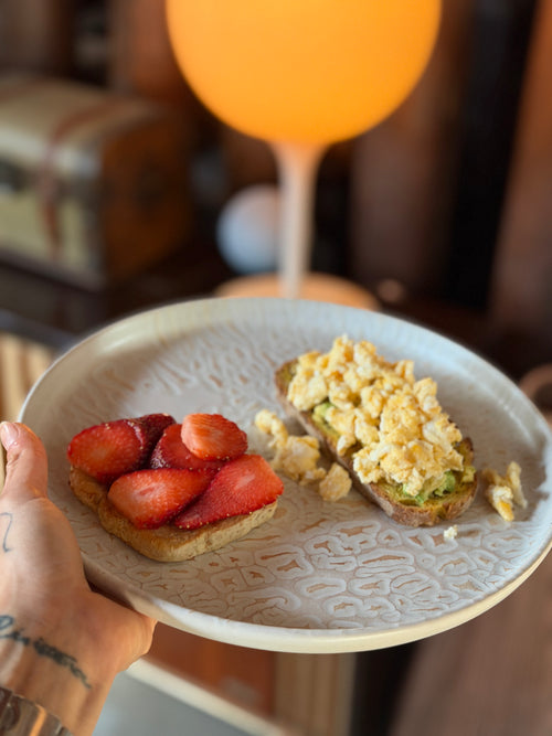 Tostadas con frutillas y huevo revuelto