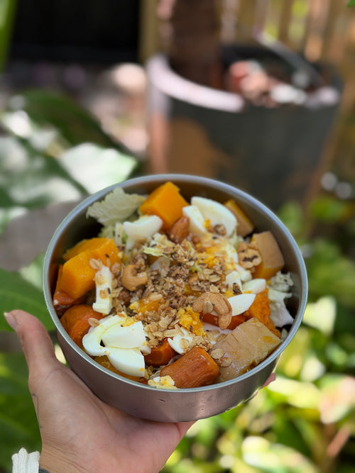 Bowl con calabaza, huevo y semillas