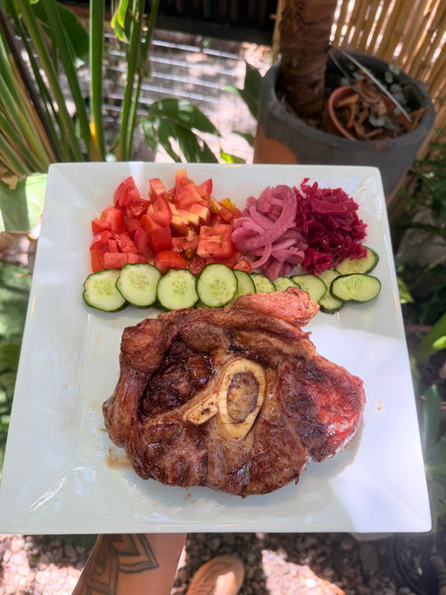 Carne con ensalada de tomate, pepino y repollo