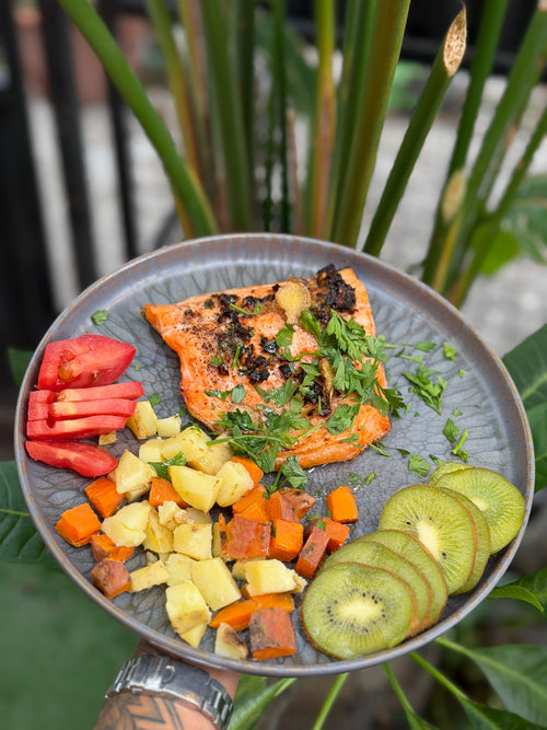 Plato de salmón con papa, batata, tomate y kiwi